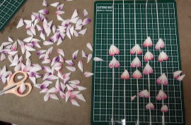 生地を折り花びらの部品を作る
