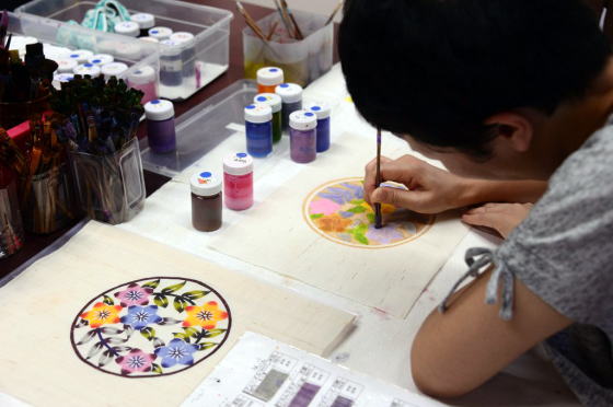 本紅型作家・知花幸修さんの染千花工房での友禅体験を紹介しています。