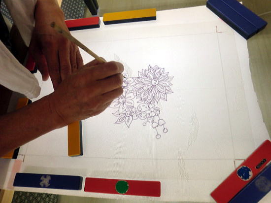 青花の液を使い下絵を生地に写す。水洗いすると青花は消えます。