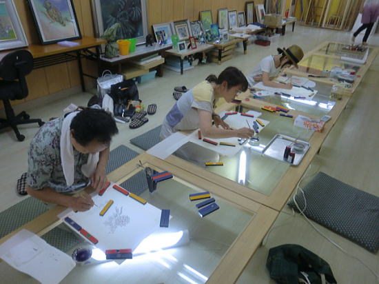 下絵をを防染糊でなぞります。少し太めの方が仕上がりが良いと思います。