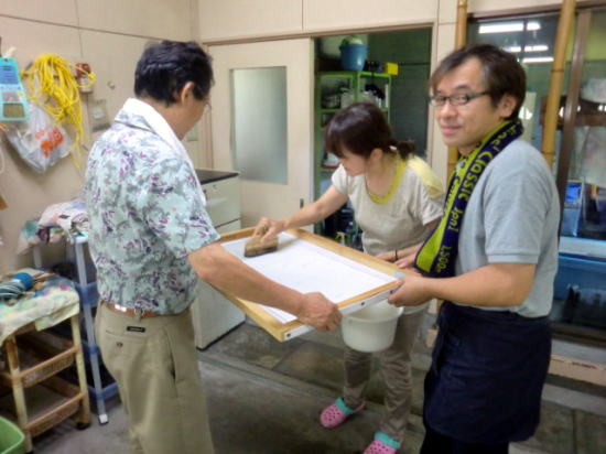 豆汁（大豆の汁）を塗って滲みぼうしをします。