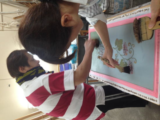 伏せ糊の上から地色を引き染めします。