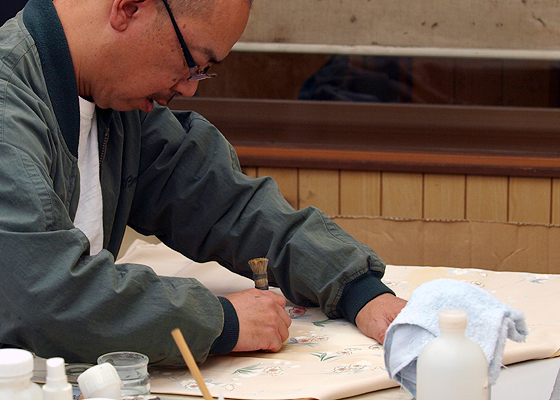 染み抜き（しみぬき）匠の技で生地を傷めず汚れを落とします