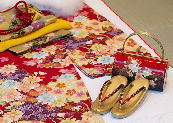 着物のたたみ方:着物を畳む前に、湿気を抜いてシミや汚れをチェック