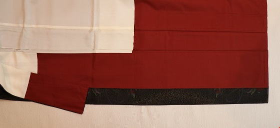 ②下前の衽（おくみ）を折り返す