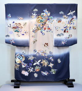 正絹手描きブルー＆ベージュ染分け、宝尽くし産着（お宮参り着）