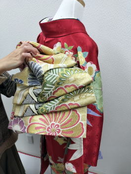 正絹十日町吉澤友禅、赤古典柄振袖【FRO-2022】|キモノレンタル|大阪、日産呉服・都島店
