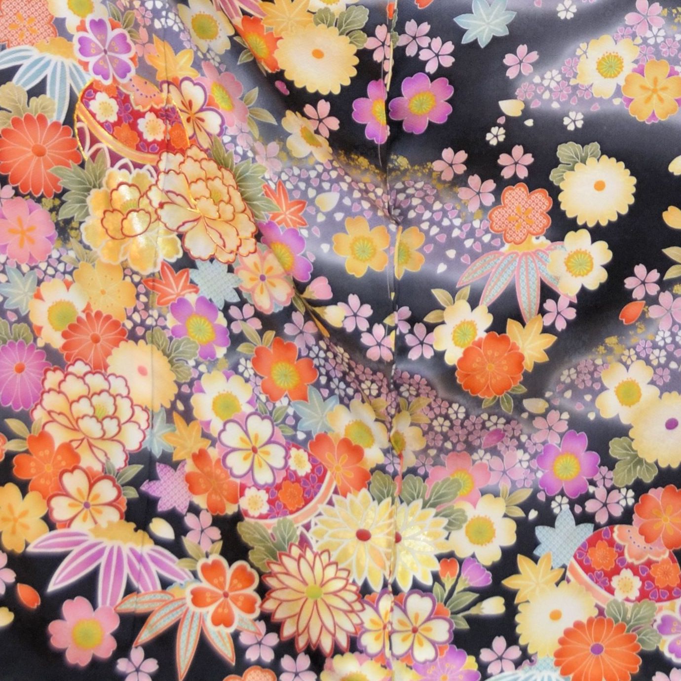 正絹紋意匠・本格派手描き京友禅黒地振袖、レンタル大阪