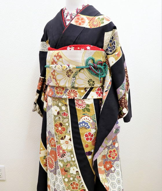 正絹本格派糸目手描き京友禅金彩加工の黒地熨斗目柄振袖、レンタル大阪
