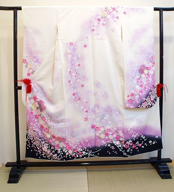 正絹地紋白・黒染め分け桜文様京友禅振袖、レンタル大阪