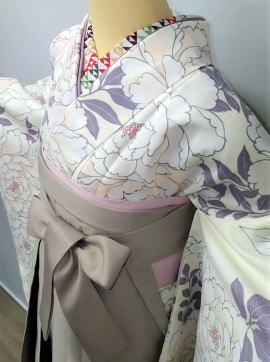 くすみカラー新作小袖＋チャコールグレー袴＋レトロバックに刺繍衿、渋ピンクの伊達襟をコーディネート|袴レンタル|大阪都島、日産呉服・和田甚