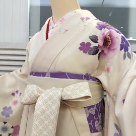 白地紫花柄振袖＋袴|F-008|袴レンタル|大阪。地下鉄都島駅徒歩1分
