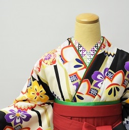 白地レトロ:HRN-1001袴レンタル|白地レトロ:HRN-1001|大阪。地下鉄都島駅徒歩1分