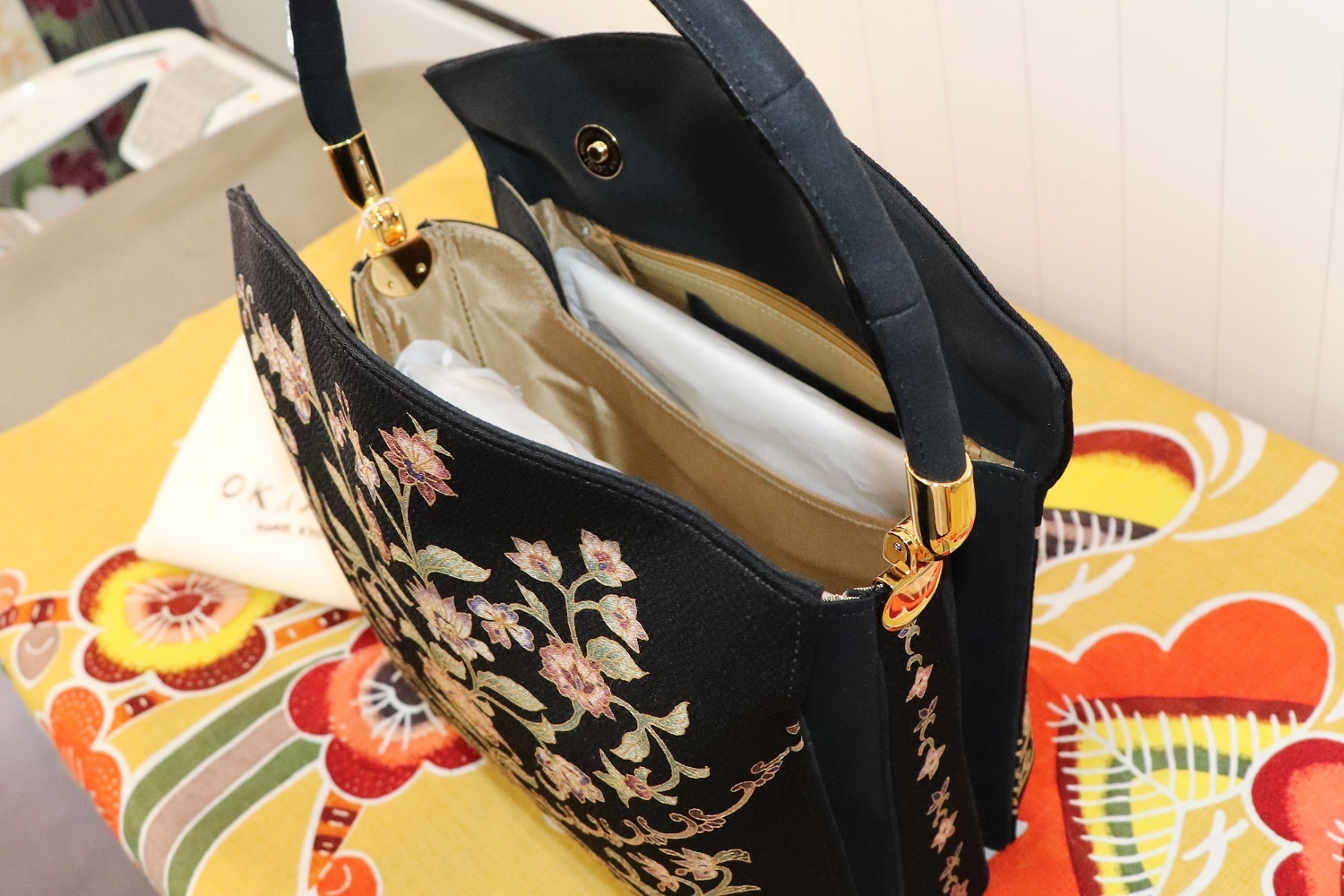 高級着物専門キモノ粋人|岡重「OKAJIMA」ブランド、黒色大容量正絹手染めバッグ（撥水加工済）、大阪、日産呉服・都島店